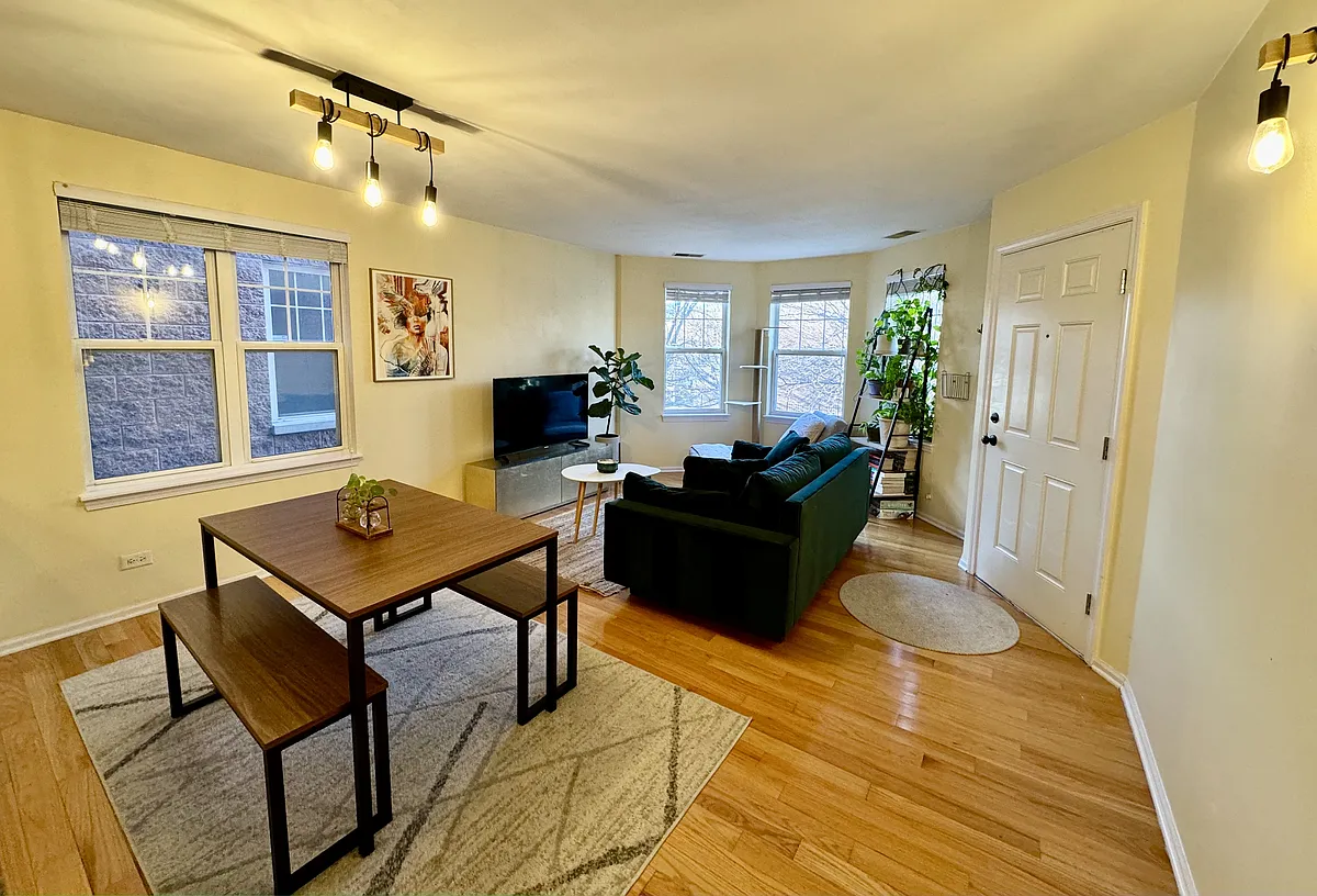 Living/Dining room - 639 W Elm St #B
