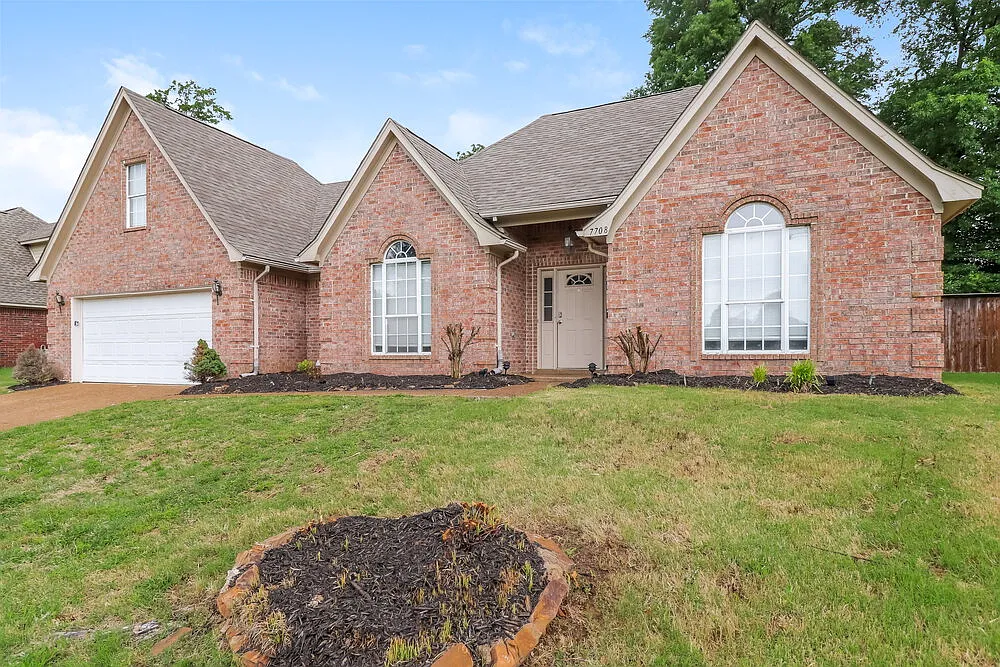 4 bed, 2.0 bath, 1951 sqft, $2,180 — Photo 2