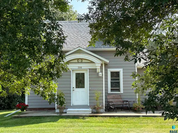 306 N Main St, Howard, SD 57349