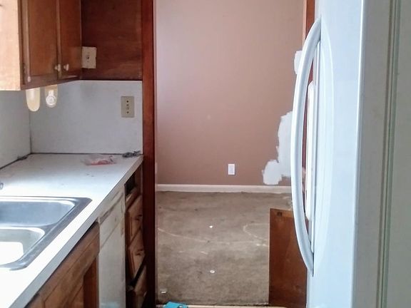 5th image of 203 Holly Ln