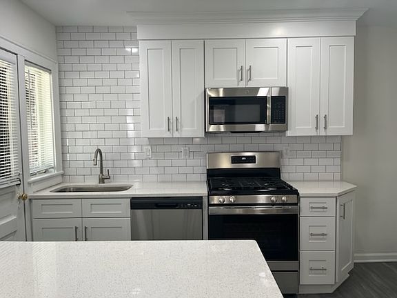 4th image of 1697 King Ave