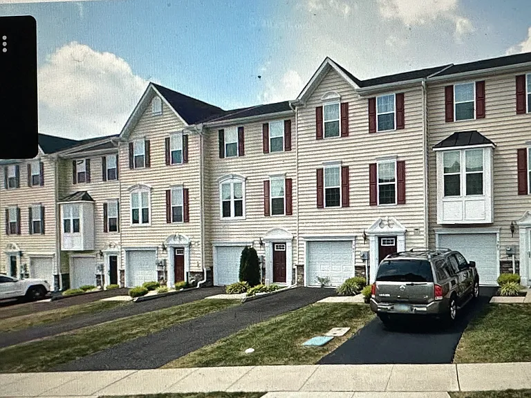 904 Susan Cir — Photo 1