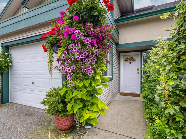 5711 Ebbtide St #102, Sechelt, BC V7Z 0J5
