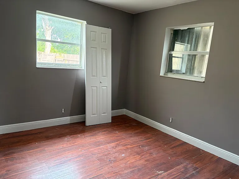 4214 Greenwood Ave — Photo 3