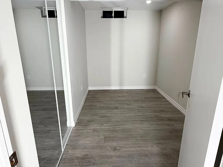 1761 Western Cres #BASEMENT — Photo 2