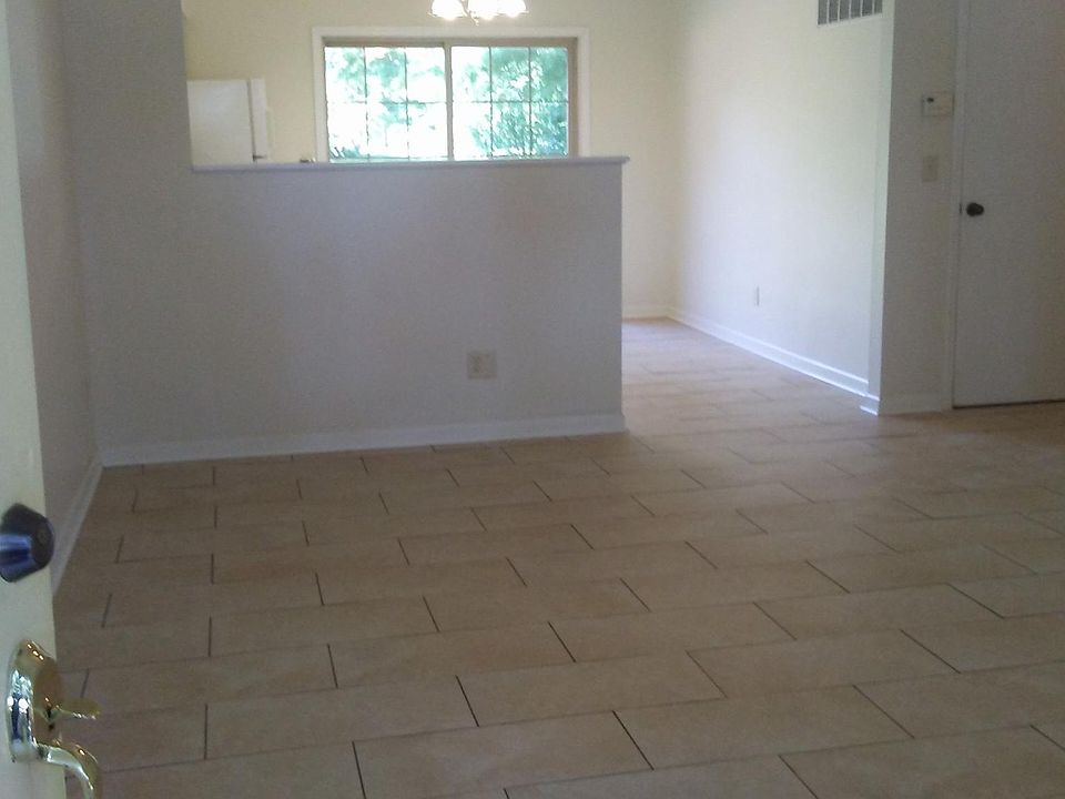 1st image of 465 Parkway Dr #1