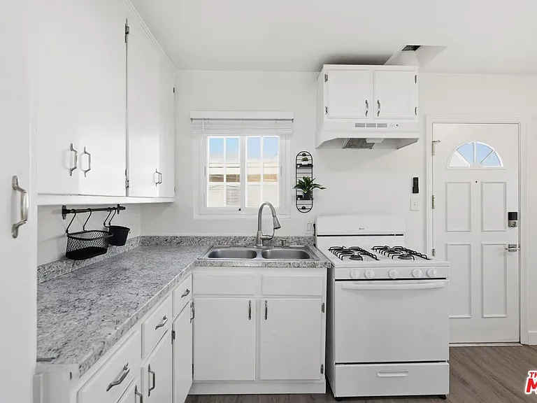 11761 Hart St #6 — Photo 9