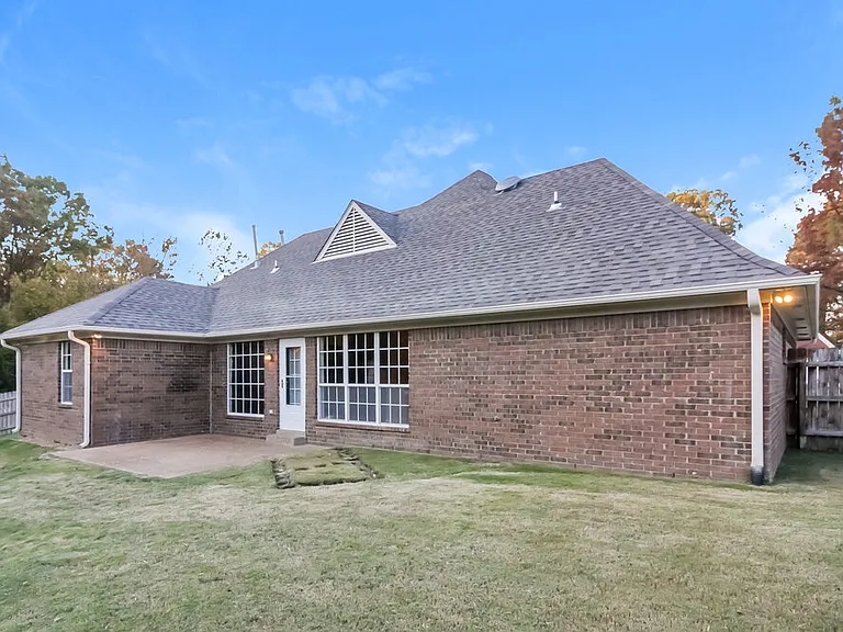 55 Lakewood Cv — Photo 16