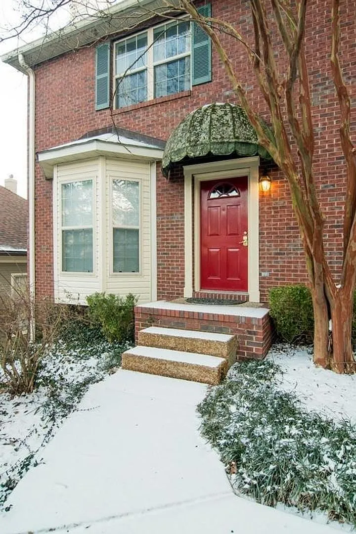 Beautiful 2BR/1.5BA home in a prime location within walking distance to West End and Vanderbilt U... — Photo 2