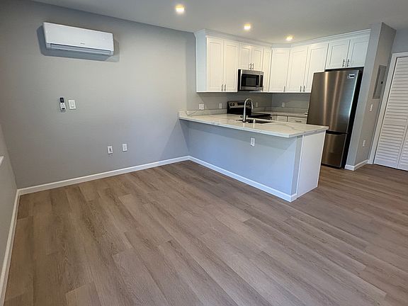 3rd image of 1083 Laurel St #D