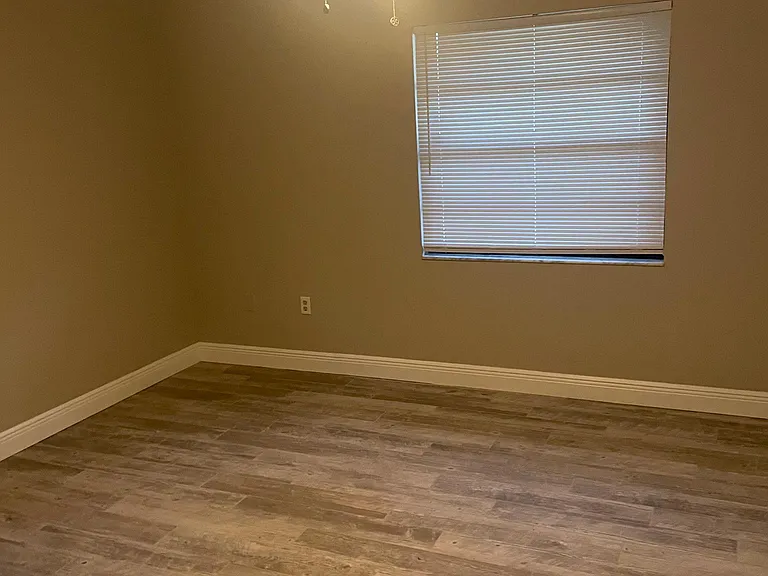 4010 Shuttle Ct — Photo 4