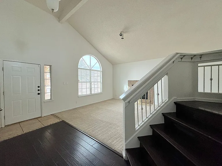 6404 Kenmore — Photo 2