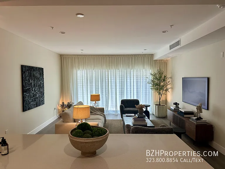 1223 N Hayworth Ave — Photo 14