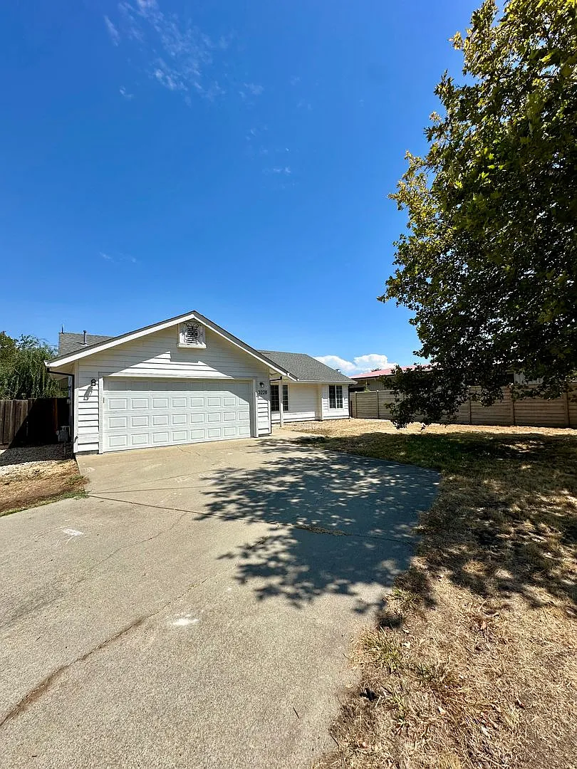 Well maintained 3 Bedroom Home in Willow Glen Subdivision Anderson, CA — Photo 2