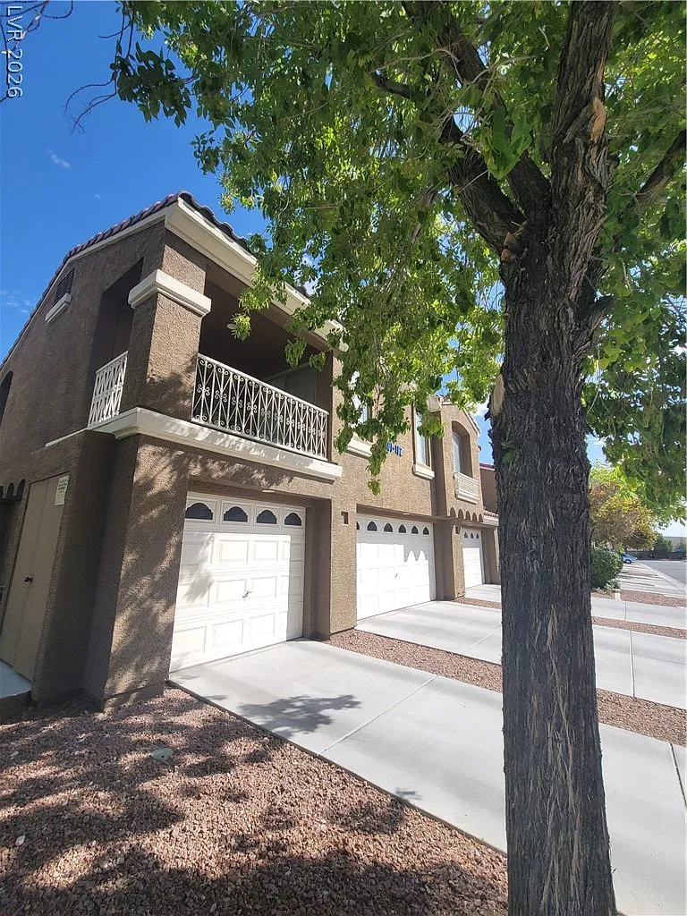 2 bed, 2.5 bath, 1507 sqft, $1,904 — Photo 2