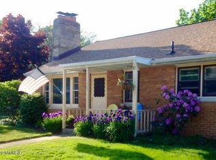 505 Woodlawn Ave, Grand Haven, MI 49417