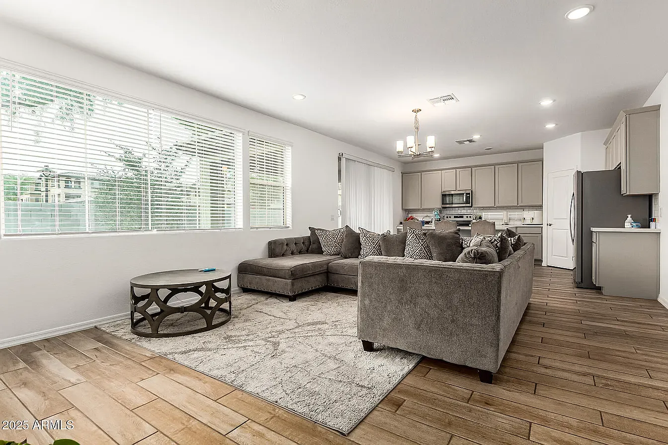 3 bed, 2051 sqft, $2,200 — Photo 3