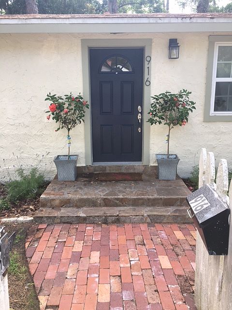 1st image of 916 NE 7th Ter