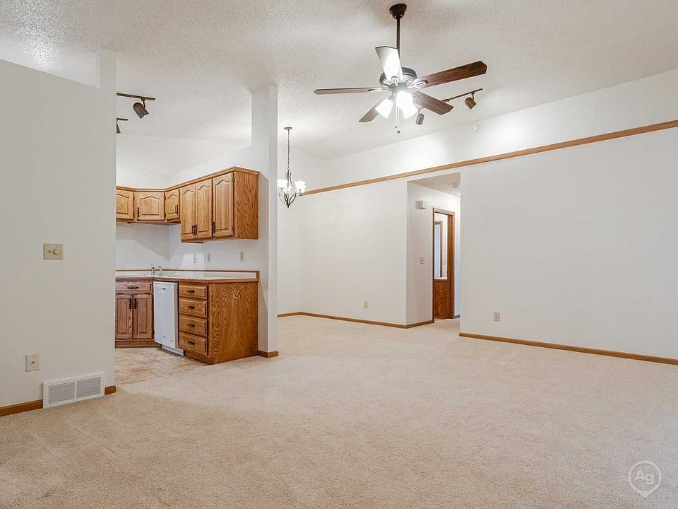 2nd image of 1441 30th Ave S #410cf58af