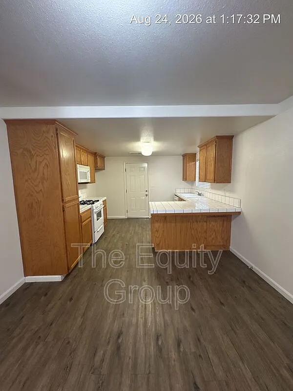 2 bed, 2.0 bath, 1300 sqft, $1,600 — Photo 4