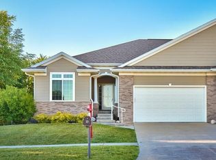 2220 Blairsferry Xing, Hiawatha, IA 52233