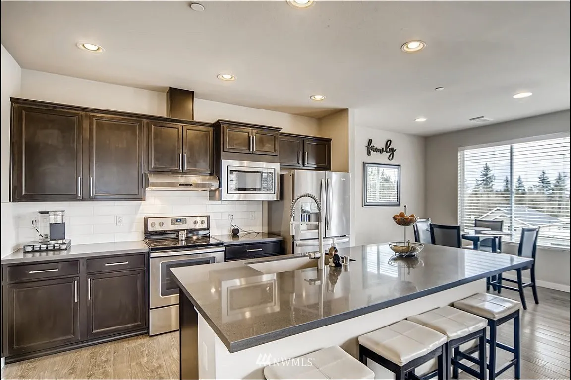 4 bed, 3.5 bath, 2459 sqft, $3,800 — Photo 4