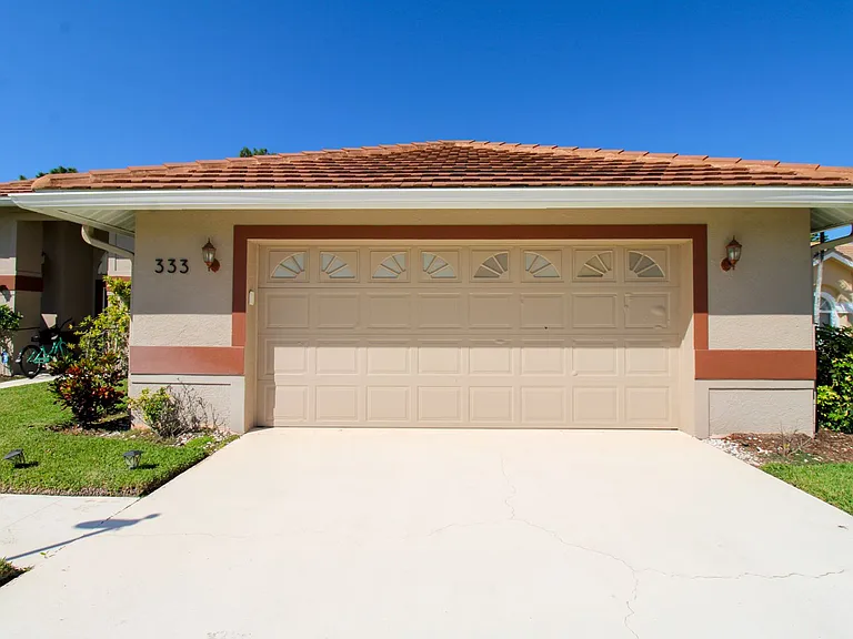 333 Wentworth Ct — Photo 4