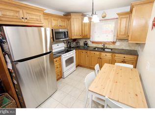 55 Hickory Ln, Levittown, PA