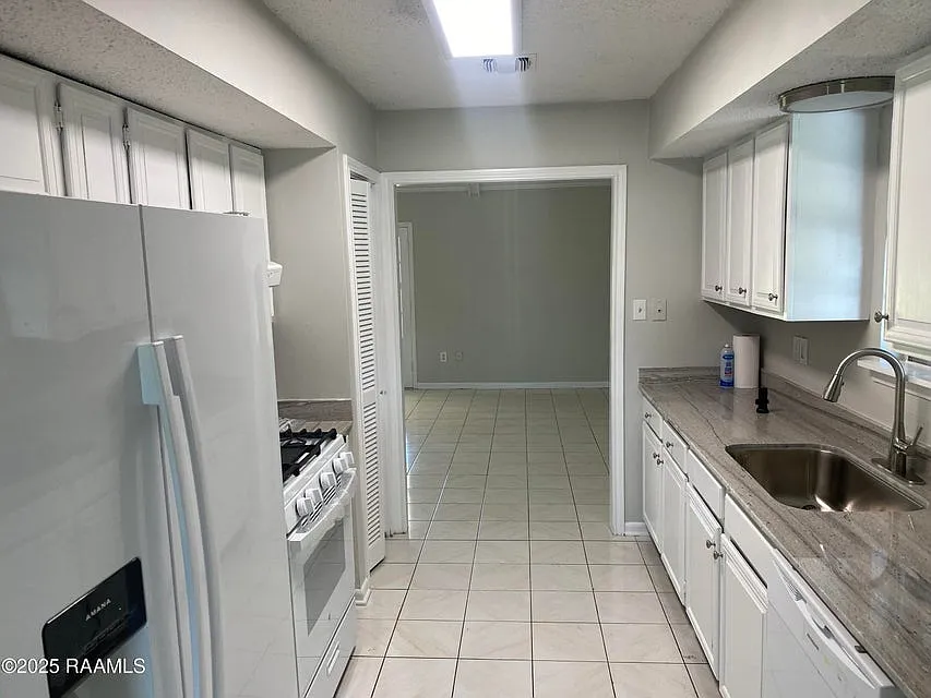 3 bed, 1690 sqft, $1,700 — Photo 2