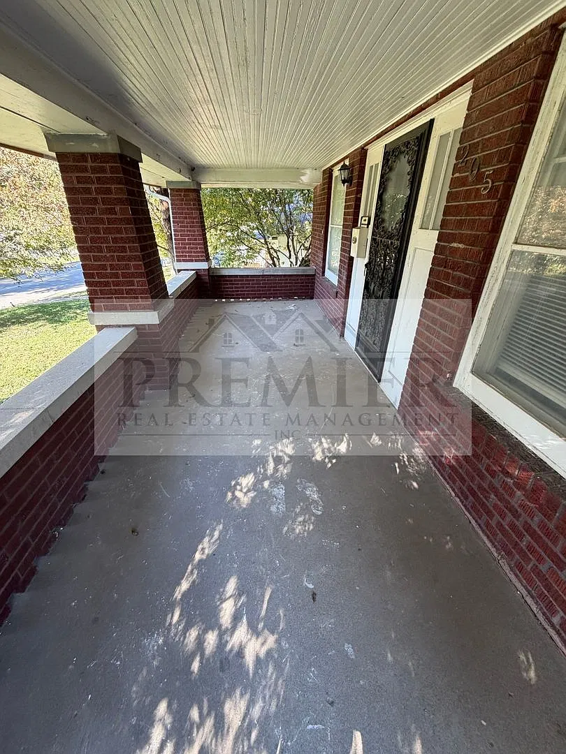 205 S Ash Ave Independence, MO 64053 // 3 Bed 1 bath// Move in ready // Rent $1300 Deposit $1300 — Photo 4