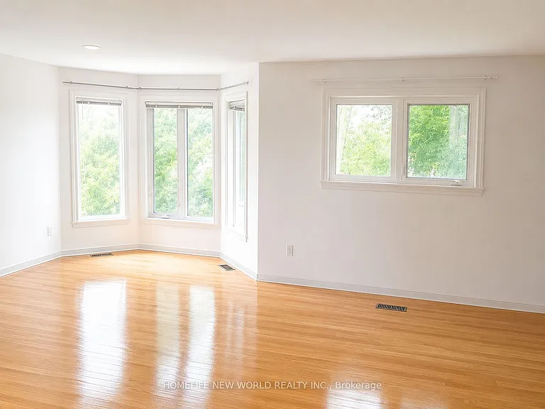 63 Lehar Cres — Photo 5