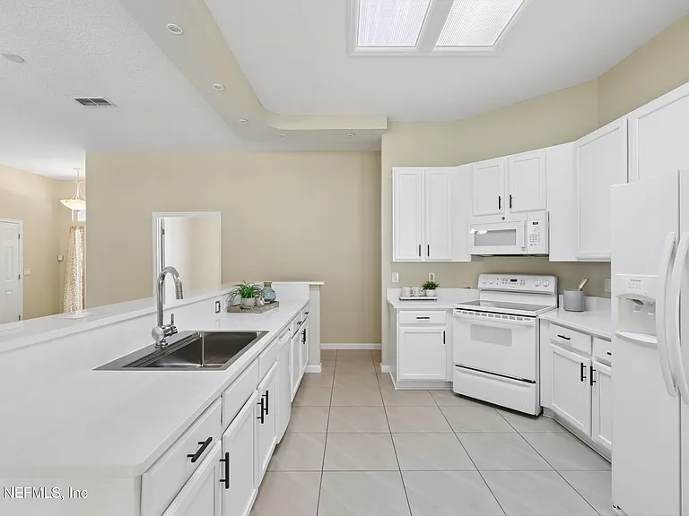 2070 Thornhill Dr — Photo 8
