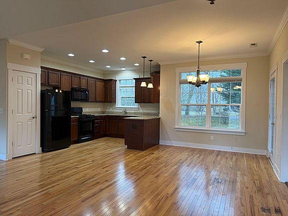 3rd image of 7 White Pine Dr