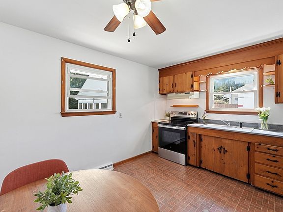 4th image of 956 Ryan Rd
