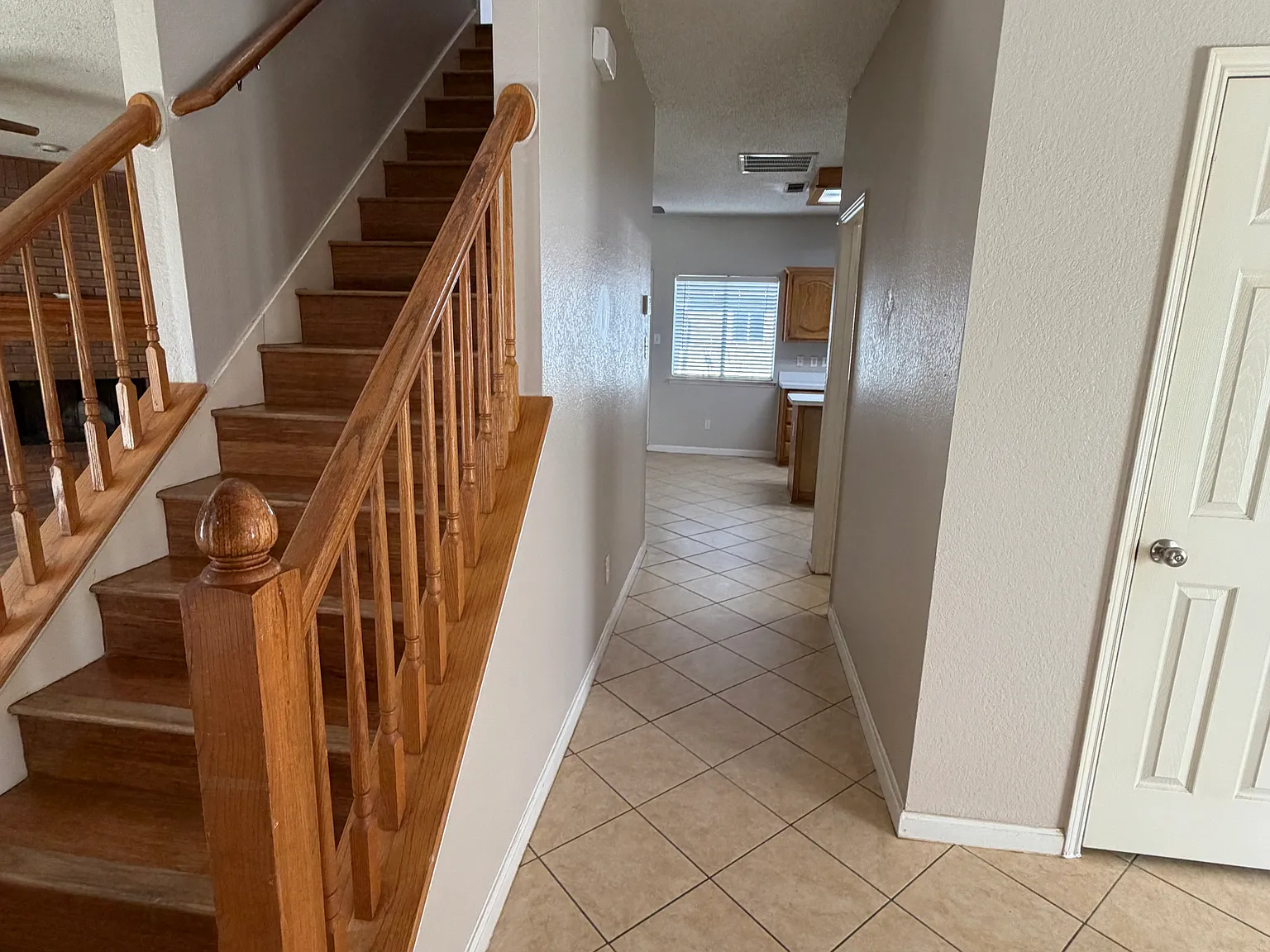 4 bed, 2.5 bath, 2570 sqft, $2,499 — Photo 2