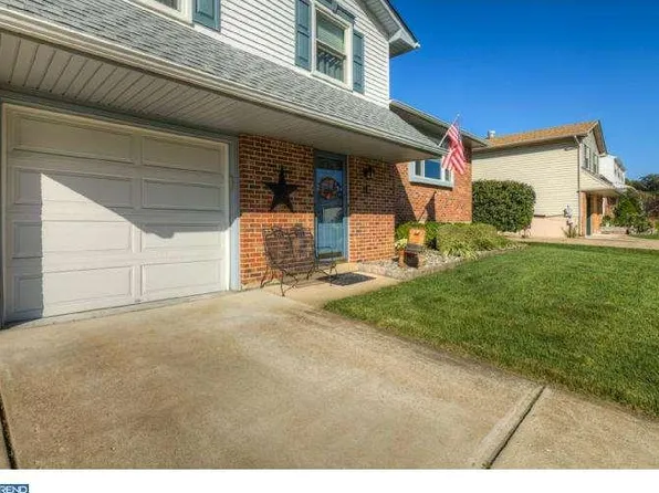 19 Robert Oakes Dr, Newark, DE 19713