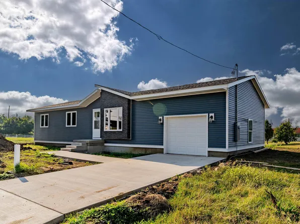 508 Walnut Ct, Waverly, IA 50677