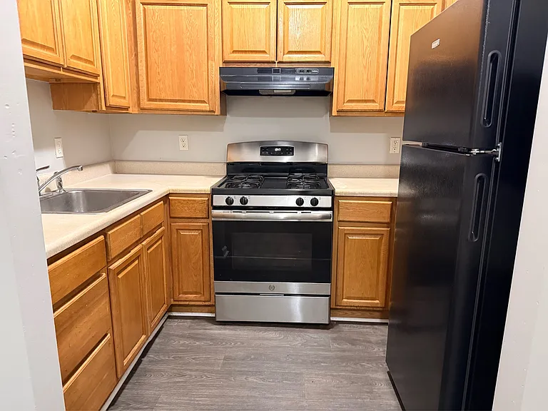 588-612 E Main St #598-D — Photo 3
