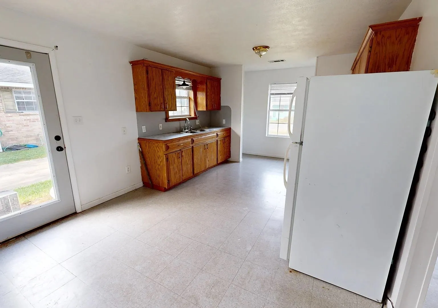 3 bed, 2.0 bath, 1144 sqft, $1,000 — Photo 3