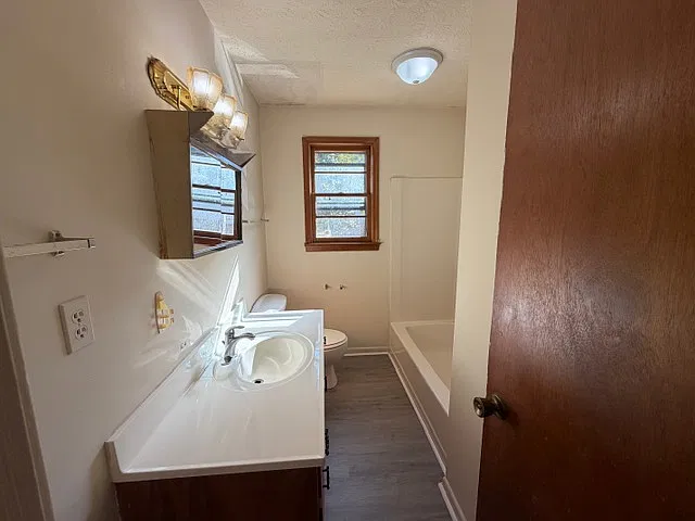 2 bed, 1000 sqft, $1,050 — Photo 3
