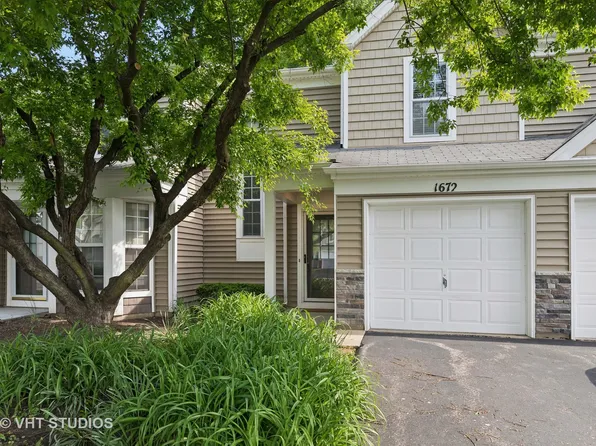1672 College Green Dr, Elgin, IL 60123