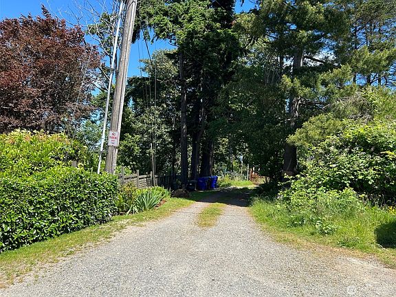 Road to walk-in trail>