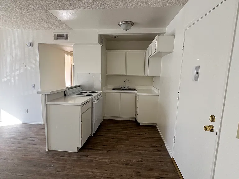 Lennox Lanai Apartments — Photo 24