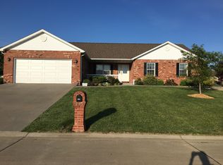 1424 Dannehold Farms Dr, Waterloo, IL 62298