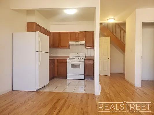 Rented by Real Street Inc | media 32