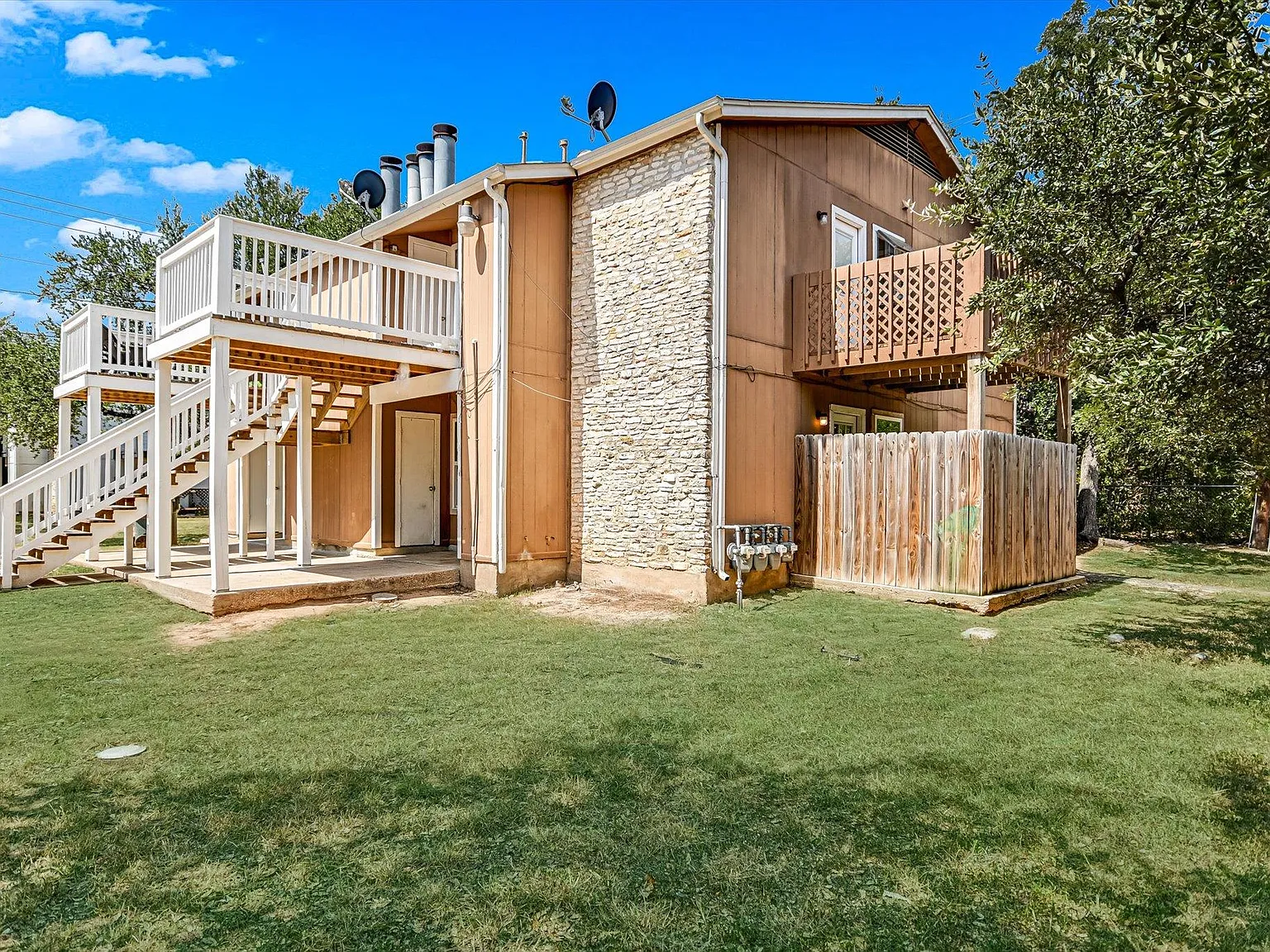 301 Algerita Dr — Photo 2