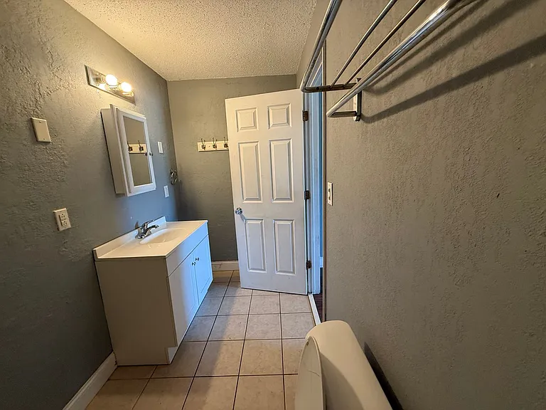 115 E Valley View Dr — Photo 8