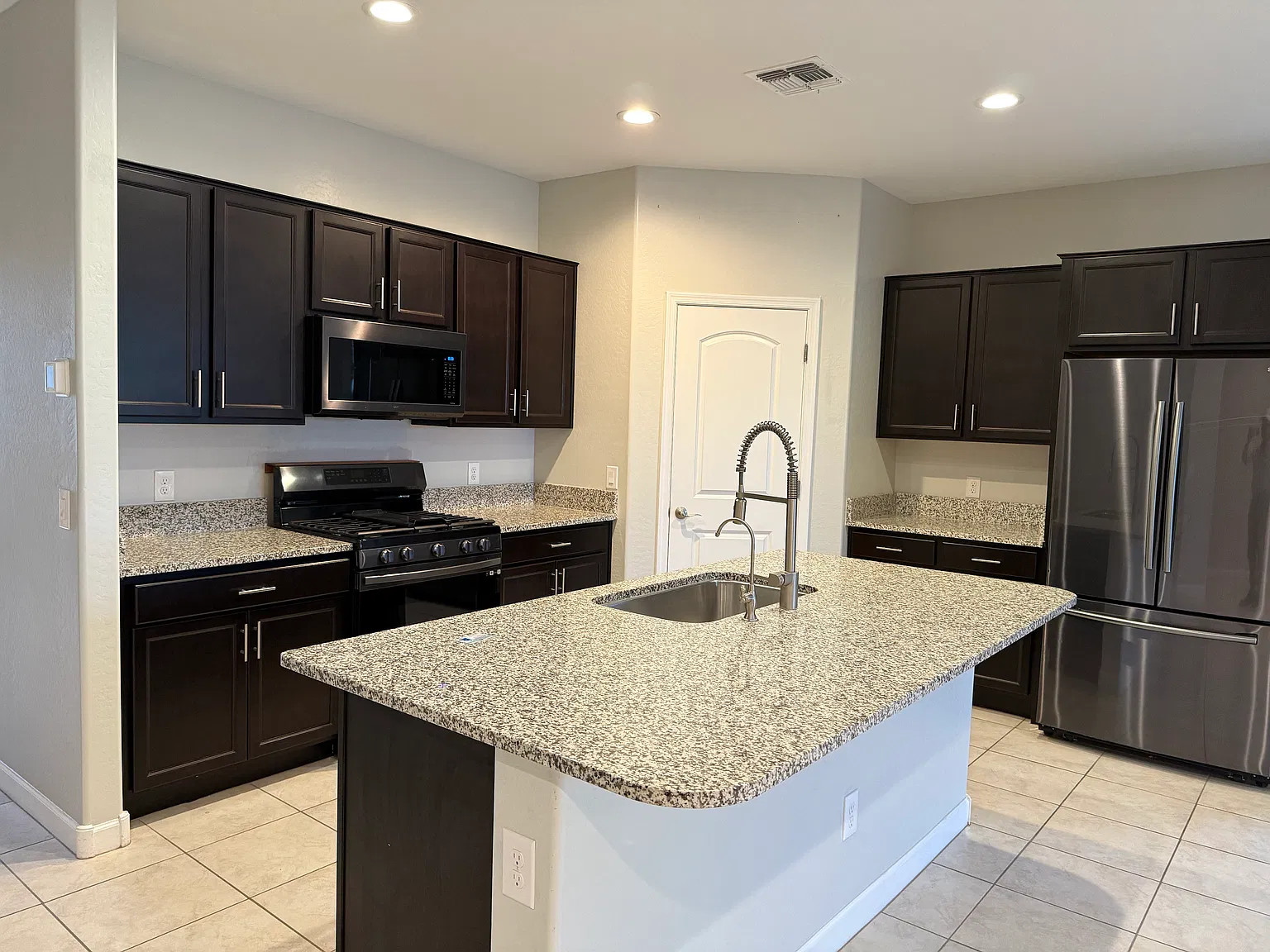 3 bed, 1633 sqft, $2,350 — Photo 2