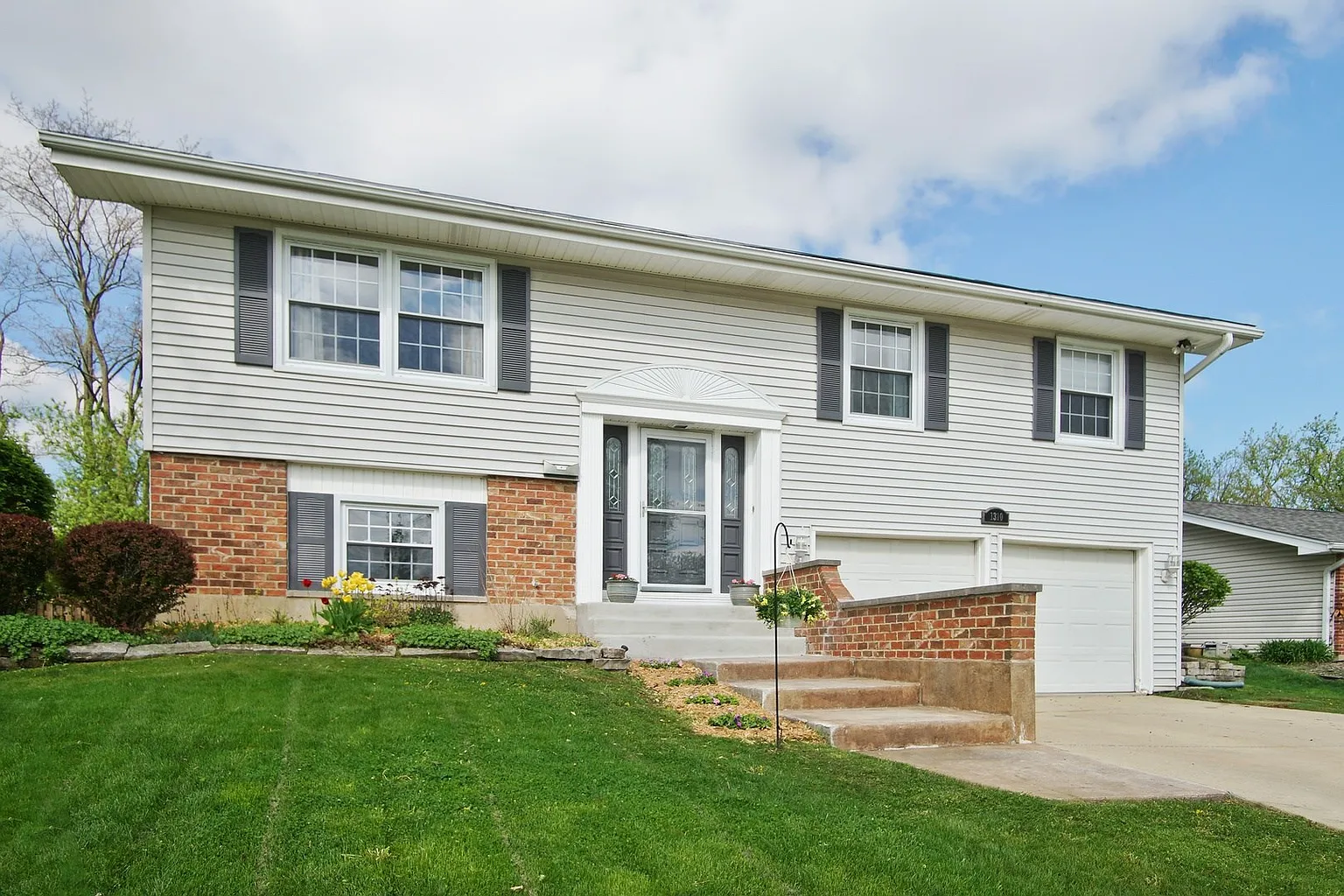 1310 N Oakmont Rd photo 1