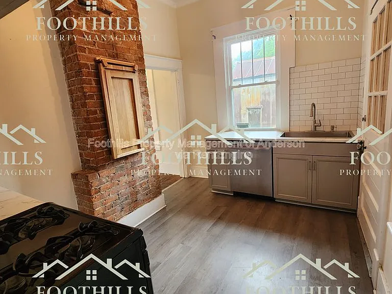 1208 W Whitner St — Photo 5